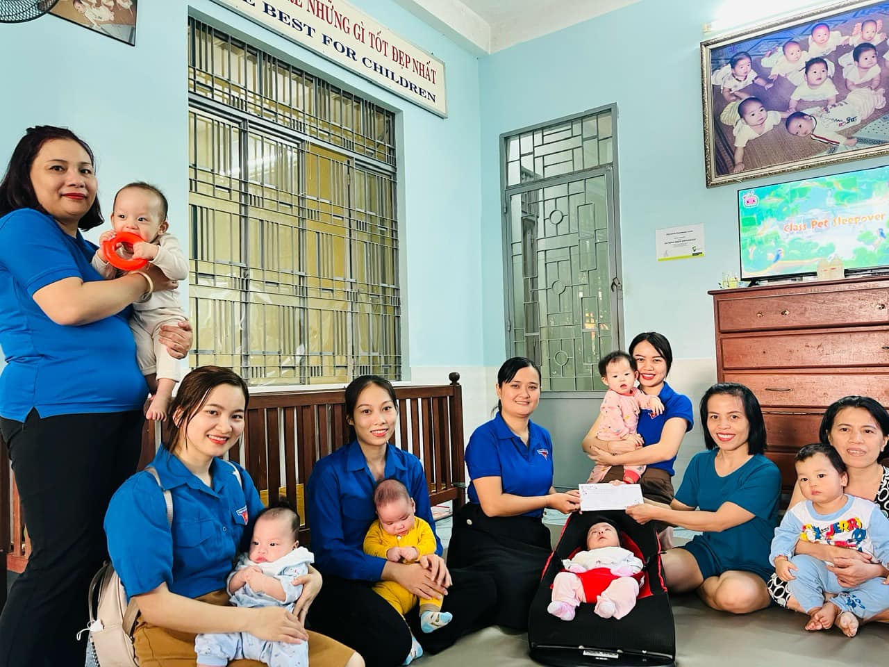 Chi đoàn trường MN Hoàng Cúc, Đoàn phường An Hải Đông tổ chức thăm và tặng quà cơ sở nuôi dạy trẻ mồ côi